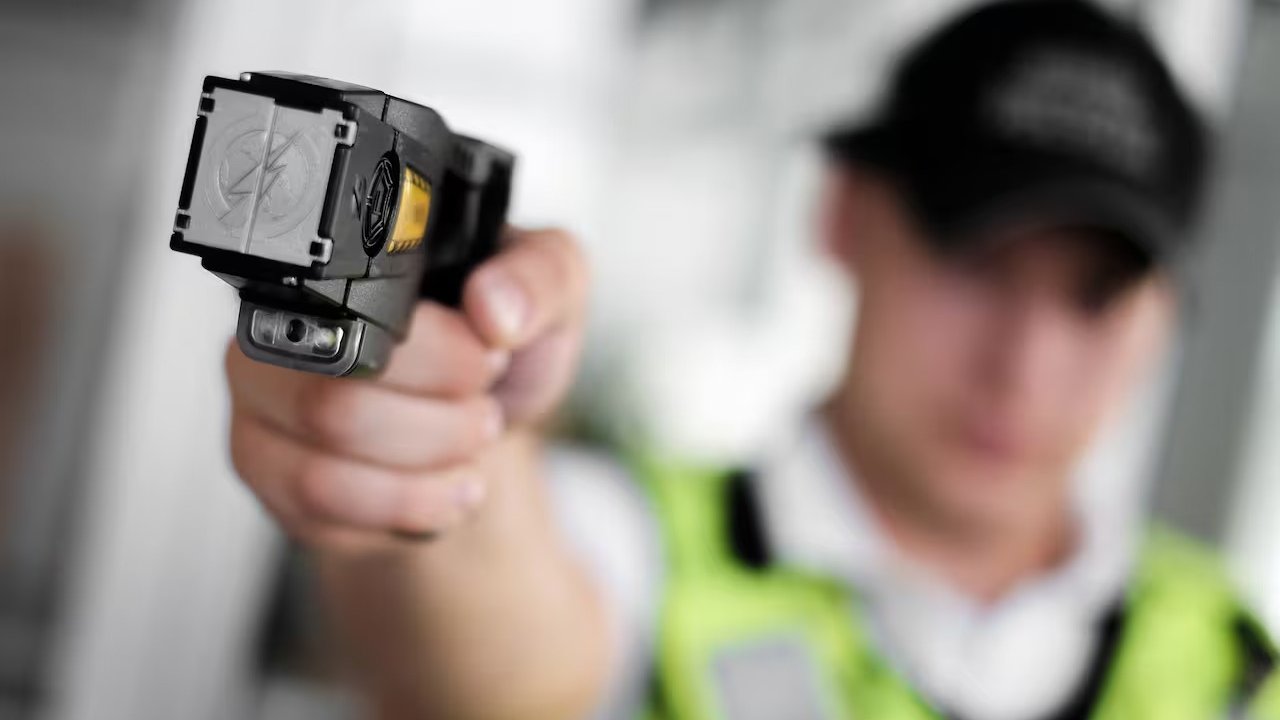 ¿Cómo funcionan las pistolas Taser que implementará Tucumán?